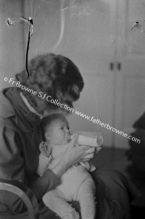 NORMAN WHITE WITH MRS HELEN & MARGARET & GRANIA IN BASKET